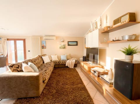 TV and multimedia, Living room, Seating area, air conditioner