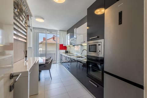 Kitchen or kitchenette, Dining area, dishwasher, oven, stove