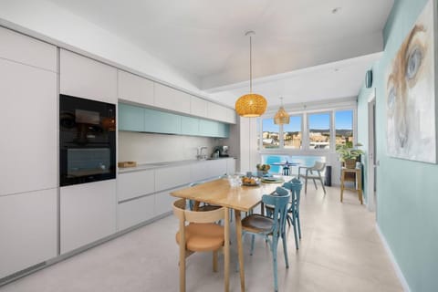 Day, Dining area, Food, Landmark view, Street view, Lunch, Dinner, Sunset, Family, flat iron, heating, internet, oven, toaster, washing machine, dryer, kitchen, air conditioner