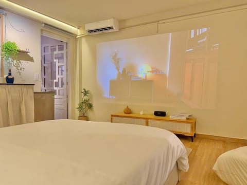 Bed, TV and multimedia, Photo of the whole room, Bedroom