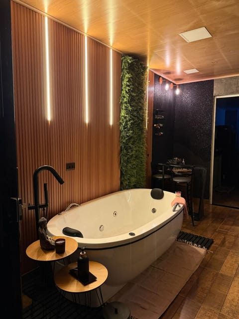 Hot Tub, Bath