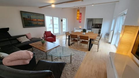 Communal lounge/ TV room, TV and multimedia, Living room, Seating area, Dining area
