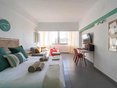 Bed, TV and multimedia, Living room, Seating area, Bedroom, towels