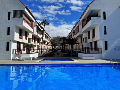Property building, Day, Swimming pool, sunbed