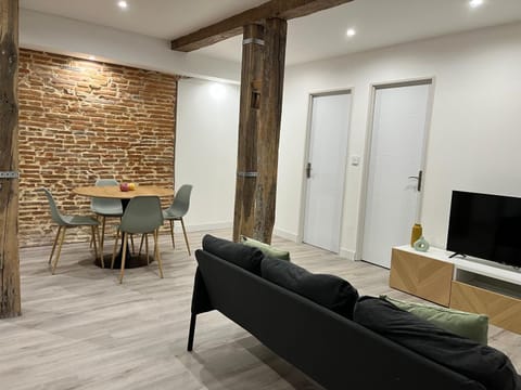 Communal lounge/ TV room, TV and multimedia, Living room, Dining area