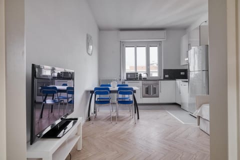 TV and multimedia, Kitchen or kitchenette, Living room, Dining area, oven, stove