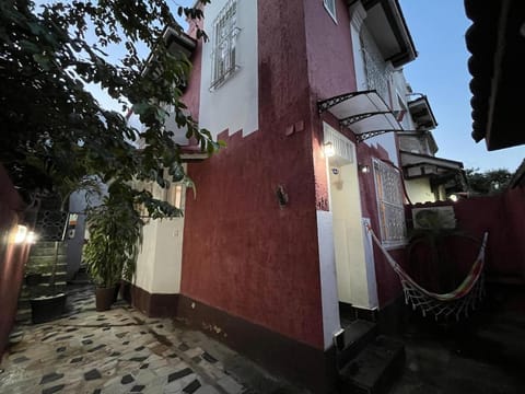 Casa de 2 andares até 7 hóspedes - três quadras do Metrô, Ar condicionado, Wi-Fi 50mps, Garagem Apartment in Santa Teresa