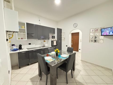 TV and multimedia, Kitchen or kitchenette, Photo of the whole room, Dining area, oven, stove, kitchen