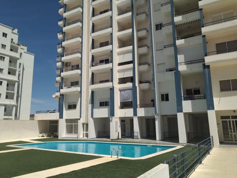 Property building, Day, Pool view, Swimming pool, sunbed
