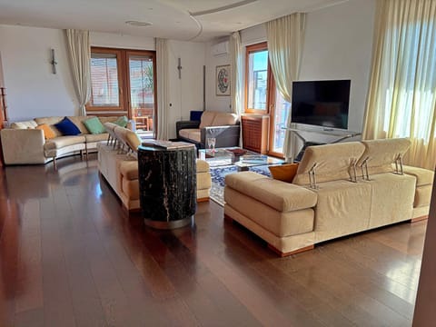 TV and multimedia, Living room, Lounge or bar