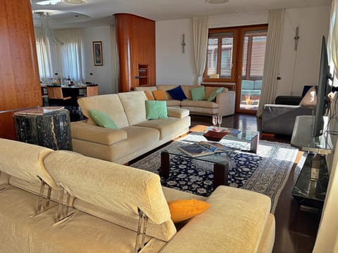 TV and multimedia, Living room, Lounge or bar