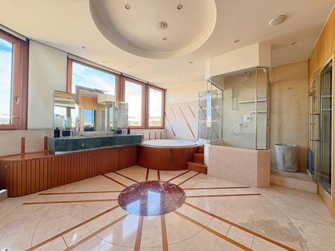 Shower, Hot Tub, Bathroom, Bath