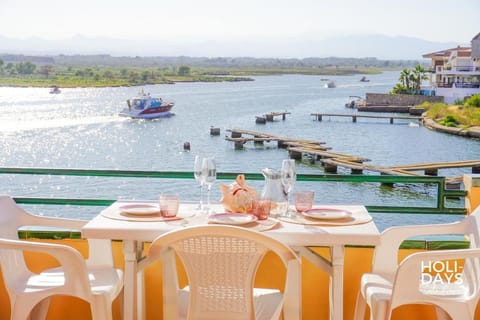 Day, Natural landscape, Activities, Dining area, Lake view, River view