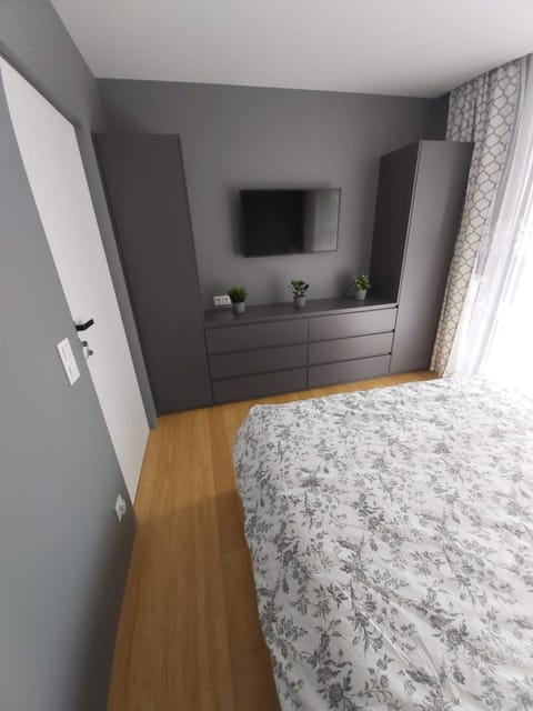 Bed, TV and multimedia, Photo of the whole room, Evening entertainment, Bedroom, wardrobe