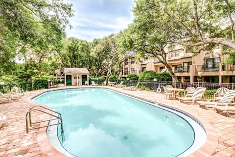 Property building, Day, Swimming pool, sunbed