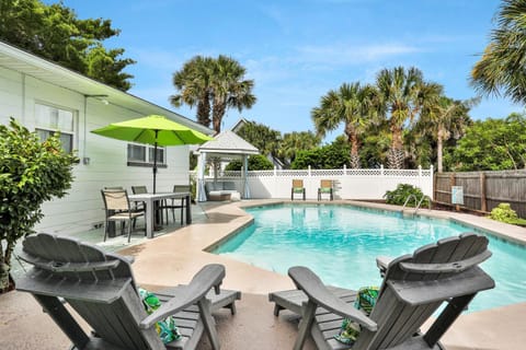 Property building, Day, Swimming pool, sunbed