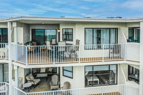 Property building, Patio, Balcony/Terrace