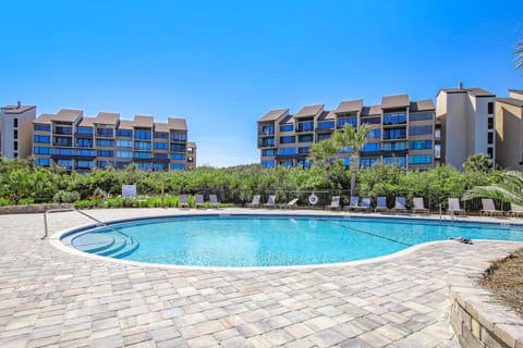 Property building, Day, Swimming pool, sunbed