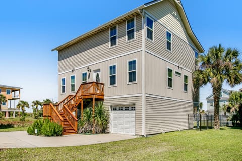 Property building, Facade/entrance, Day