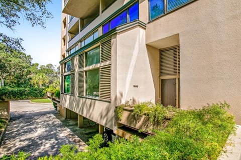 Property building, Facade/entrance, Day, Garden