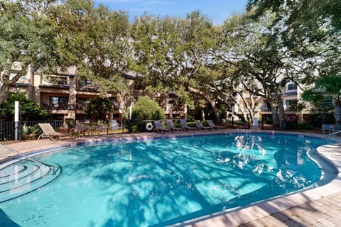 Property building, Day, Swimming pool, sunbed