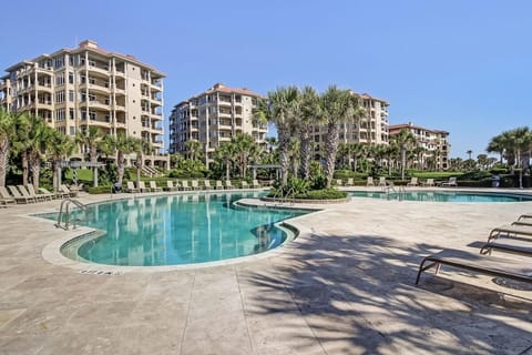 Property building, Day, Swimming pool, sunbed