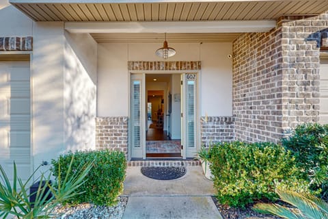 Property building, Facade/entrance, Day