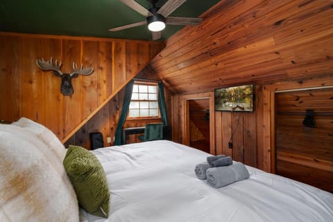 Lakeside Haven with Jacuzzi and Games House in Auburndale