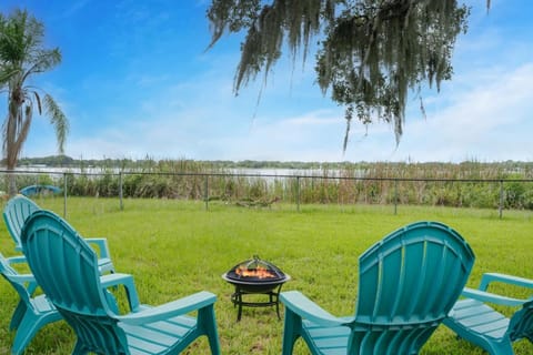 Lakeside Haven with Jacuzzi and Games House in Auburndale