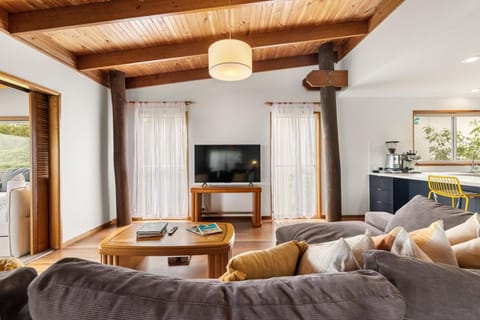 TV and multimedia, Living room, Seating area, Evening entertainment