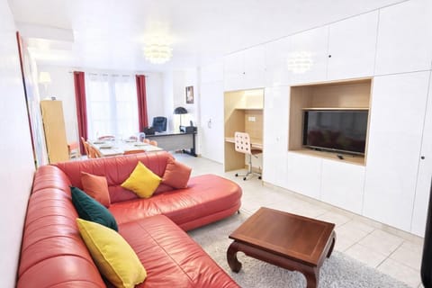 Communal lounge/ TV room, Living room, Seating area, Dining area, wardrobe