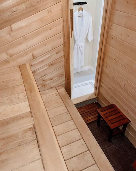 Colonial Cottage with Hot Tub & Sauna-Family Friendly House in Holland