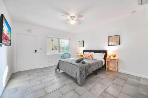 Bed, TV and multimedia, Seating area, towels