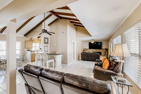 TV and multimedia, Living room, Seating area, Dining area