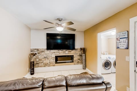 TV and multimedia, Living room, Seating area, dryer