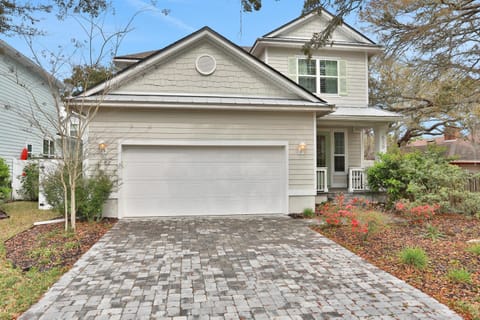 Property building, Facade/entrance, Day