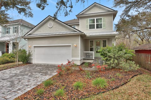 Property building, Facade/entrance, Day