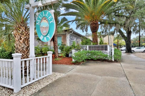 Property building, Facade/entrance, Day, Property logo or sign, Garden view