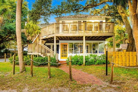 Property building, Facade/entrance, Day