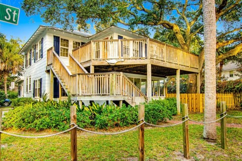 Property building, Facade/entrance, Day, Garden