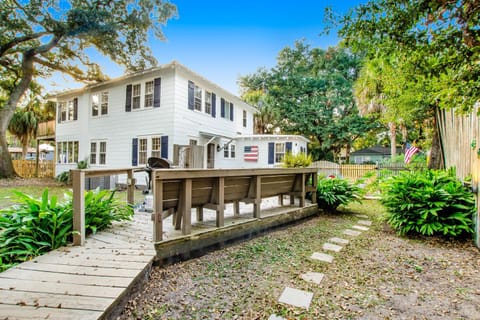 Property building, Facade/entrance, Day, Garden