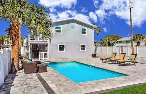Property building, Day, Pool view, Swimming pool, Swimming pool, sunbed