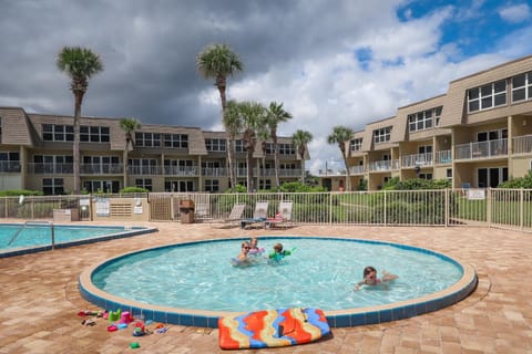 Day, Swimming pool, Swimming pool, children, sunbed