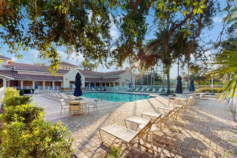 Property building, Facade/entrance, Day, Swimming pool, sunbed