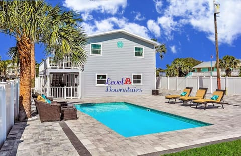 Property building, Day, Swimming pool, Swimming pool, sunbed