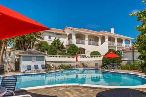 Property building, Day, Swimming pool, Swimming pool, sunbed
