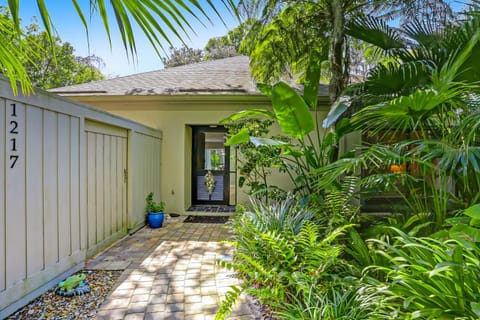 Property building, Facade/entrance, Day, Garden