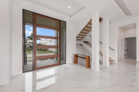 Ostentatious home short walk to beach, food and fun House in Marco Island