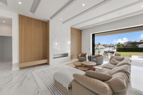 Ostentatious home short walk to beach, food and fun House in Marco Island