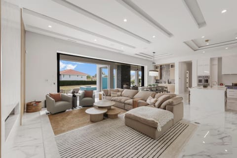 Ostentatious home short walk to beach, food and fun House in Marco Island